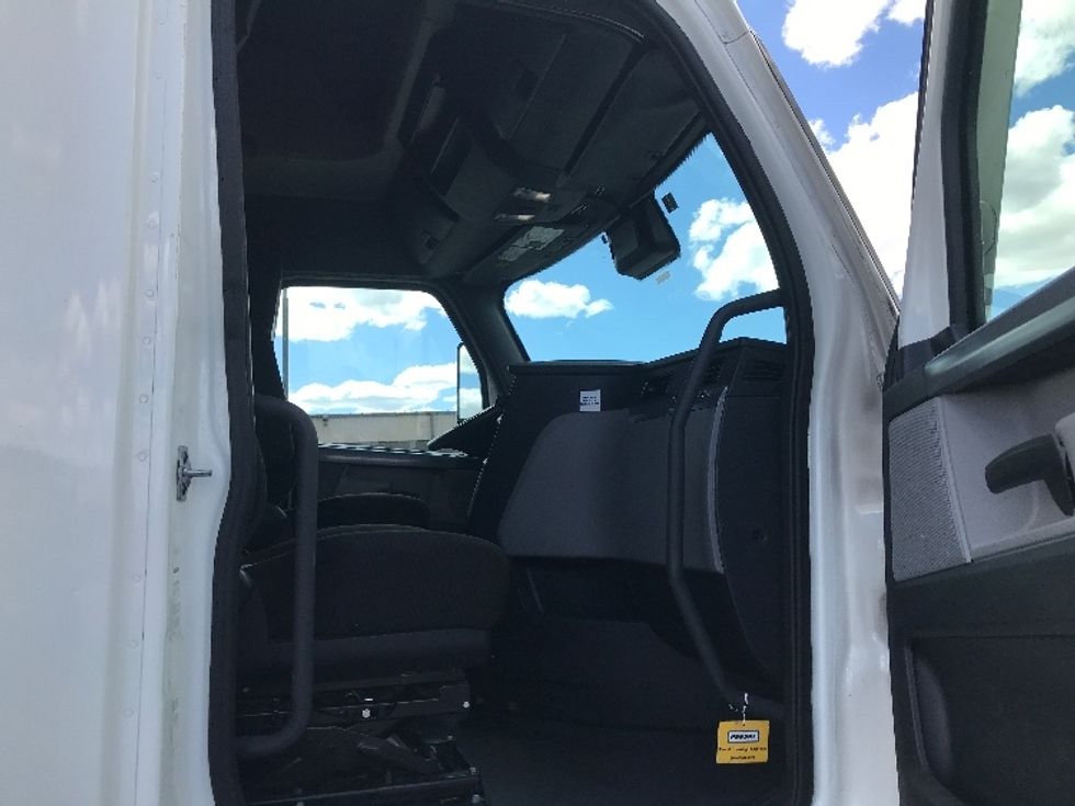 Sleeper Tractor-Heavy Duty Tractors-Freightliner-2022-T12664ST-Lexington-KY-390,626\n\t\tmiles-$ 75,500 - Image 13