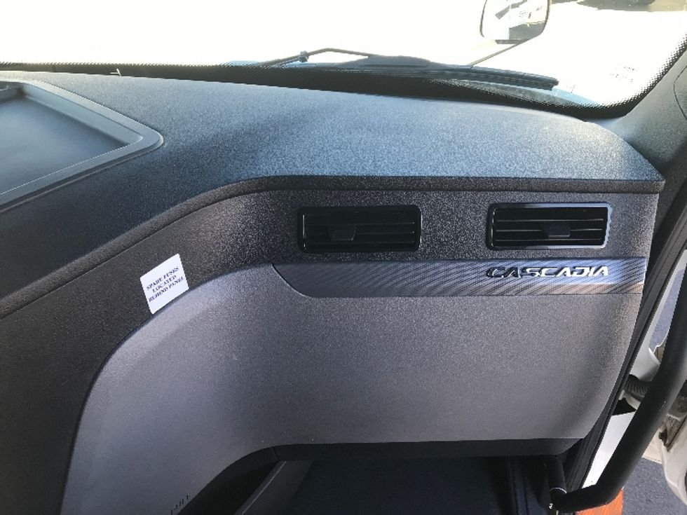 Sleeper Tractor-Heavy Duty Tractors-Freightliner-2022-T12664ST-Lexington-KY-390,626\n\t\tmiles-$ 75,500 - Image 14