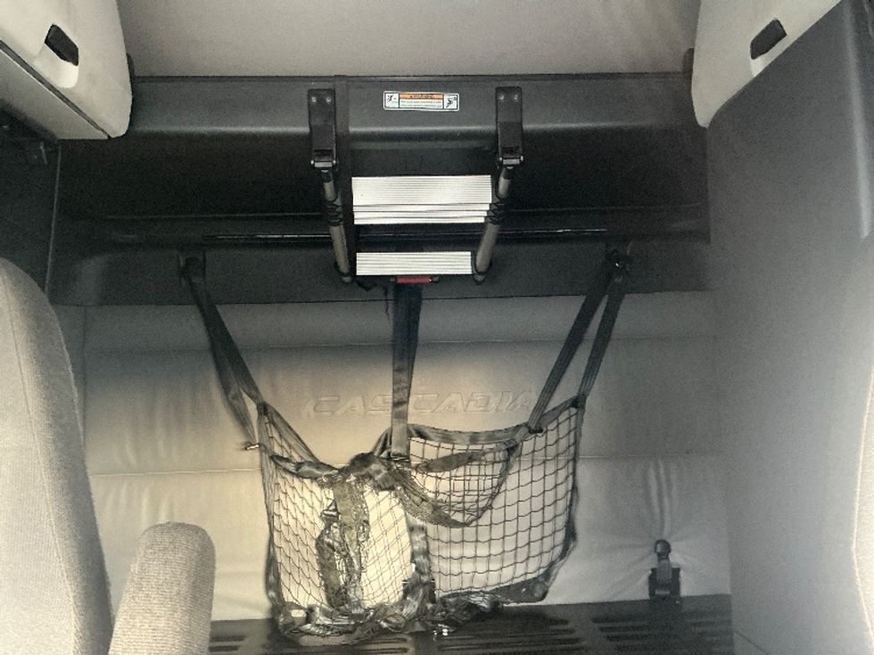 Sleeper Tractor-Heavy Duty Tractors-Freightliner-2022-T12664ST-Lexington-KY-390,626\n\t\tmiles-$ 75,500 - Image 16