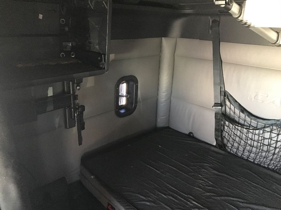 Sleeper Tractor-Heavy Duty Tractors-Freightliner-2022-T12664ST-Lexington-KY-390,626\n\t\tmiles-$ 75,500 - Image 18