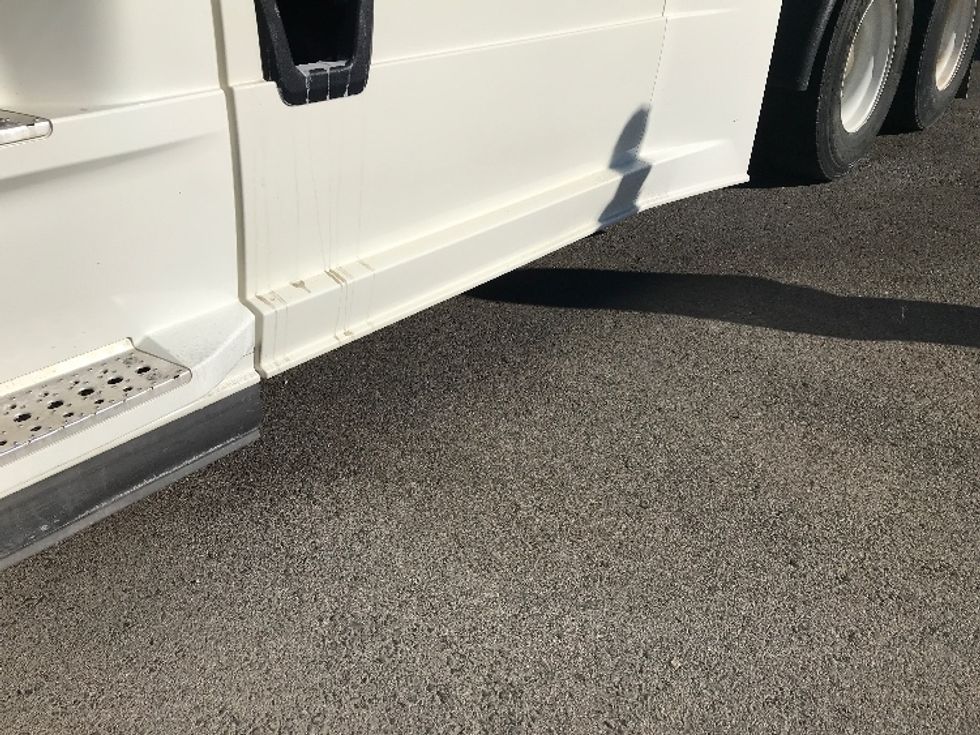 Sleeper Tractor-Heavy Duty Tractors-Freightliner-2022-T12664ST-Lexington-KY-390,626\n\t\tmiles-$ 75,500 - Image 22