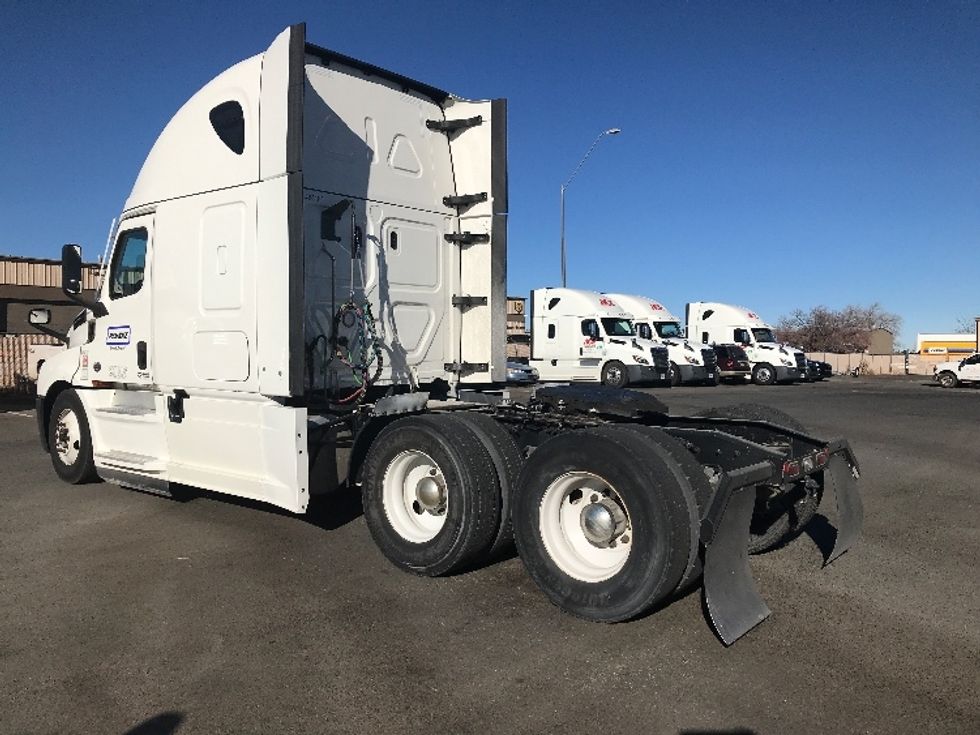 Sleeper Tractor-Heavy Duty Tractors-Freightliner-2022-T12664ST-Lexington-KY-390,626\n\t\tmiles-$ 75,500 - Image 5