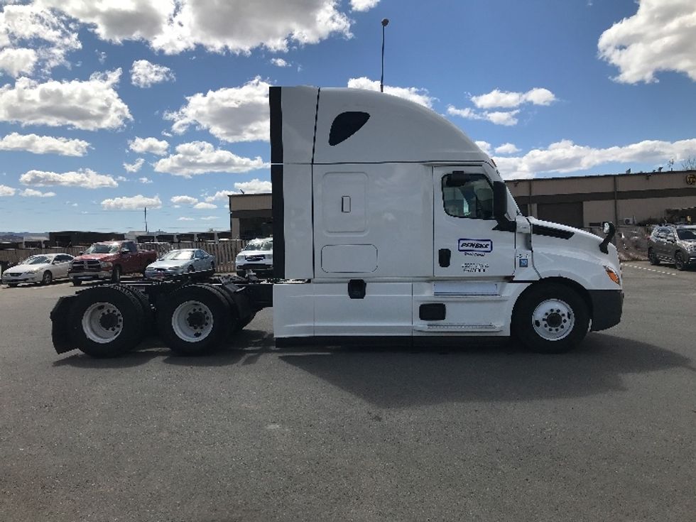 Sleeper Tractor-Heavy Duty Tractors-Freightliner-2022-T12664ST-Lexington-KY-390,626\n\t\tmiles-$ 75,500 - Image 8