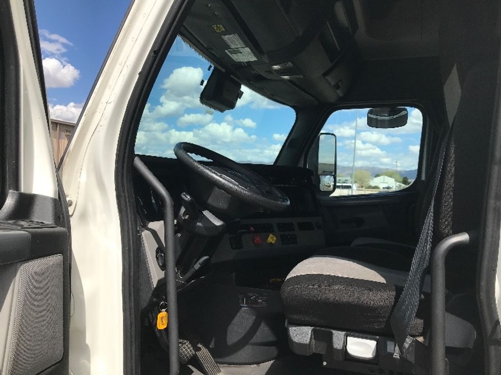 Sleeper Tractor-Heavy Duty Tractors-Freightliner-2022-T12664ST-Lexington-KY-390,626\n\t\tmiles-$ 75,500 - Image 9