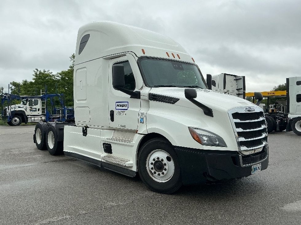 Sleeper Tractor-Heavy Duty Tractors-Freightliner-2022-T12664ST-Lexington-KY-410,657\n\t\tmiles-$ 79,000 - Image 1