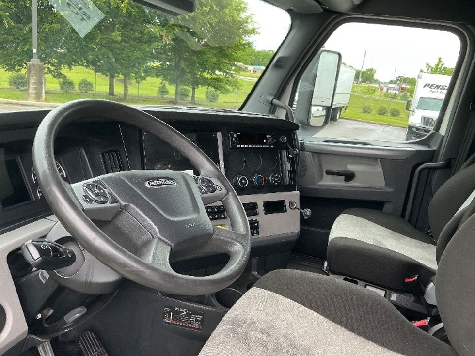 Sleeper Tractor-Heavy Duty Tractors-Freightliner-2022-T12664ST-Lexington-KY-410,657\n\t\tmiles-$ 79,000 - Image 10