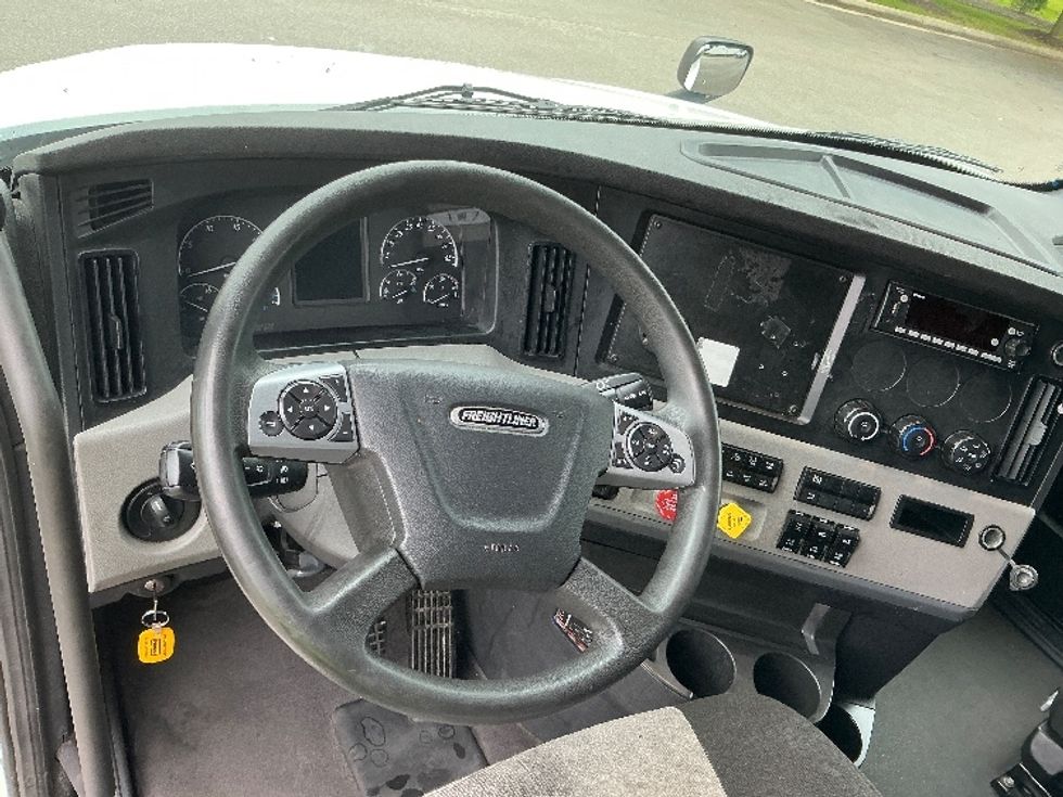 Sleeper Tractor-Heavy Duty Tractors-Freightliner-2022-T12664ST-Lexington-KY-410,657\n\t\tmiles-$ 79,000 - Image 11