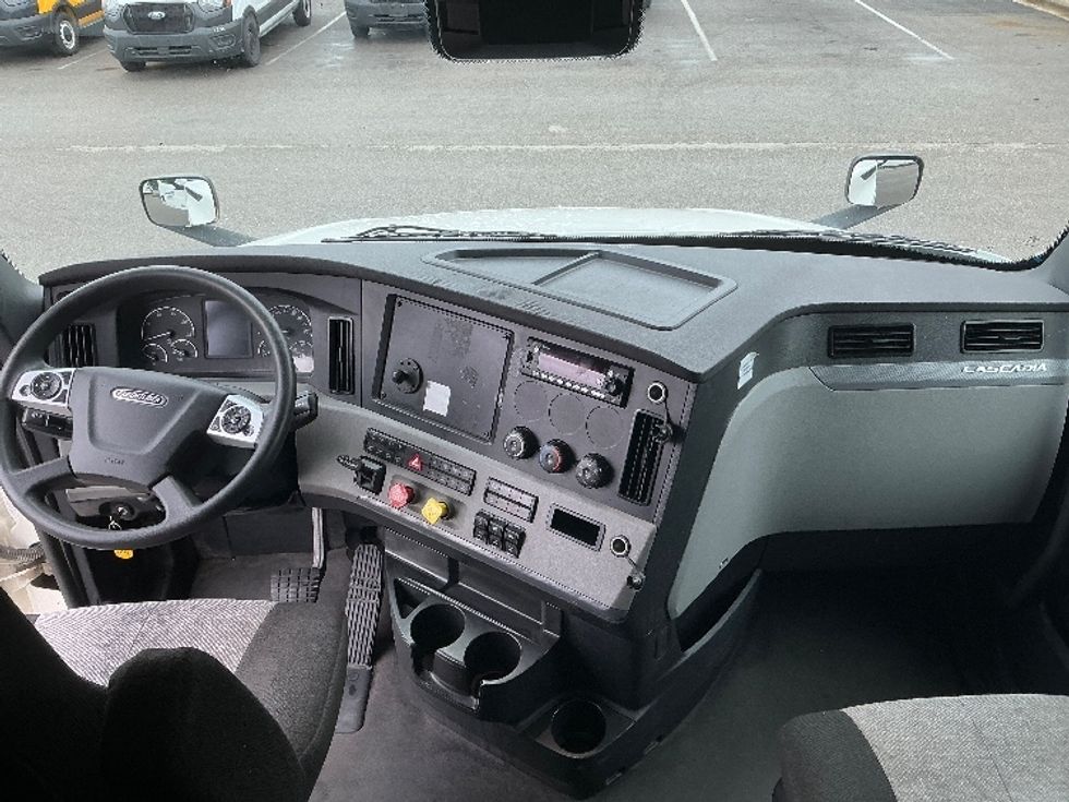 Sleeper Tractor-Heavy Duty Tractors-Freightliner-2022-T12664ST-Lexington-KY-410,657\n\t\tmiles-$ 79,000 - Image 12