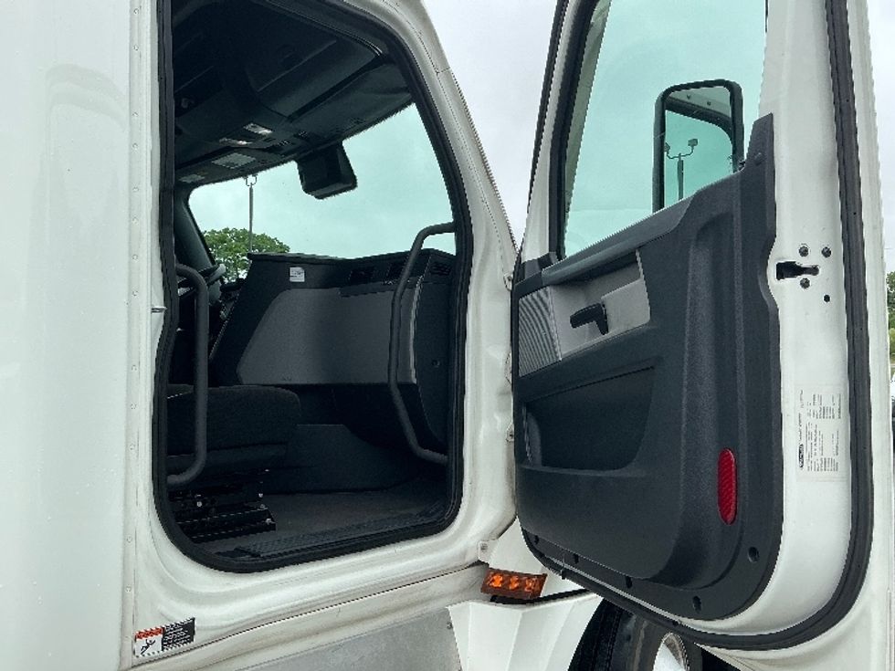 Sleeper Tractor-Heavy Duty Tractors-Freightliner-2022-T12664ST-Lexington-KY-410,657\n\t\tmiles-$ 79,000 - Image 13