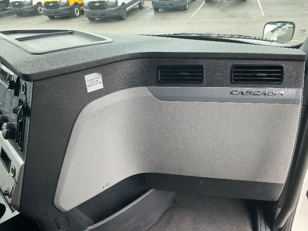 Sleeper Tractor-Heavy Duty Tractors-Freightliner-2022-T12664ST-Lexington-KY-410,657\n\t\tmiles-$ 79,000 - Image 14