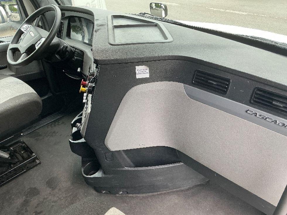 Sleeper Tractor-Heavy Duty Tractors-Freightliner-2022-T12664ST-Lexington-KY-410,657\n\t\tmiles-$ 79,000 - Image 15