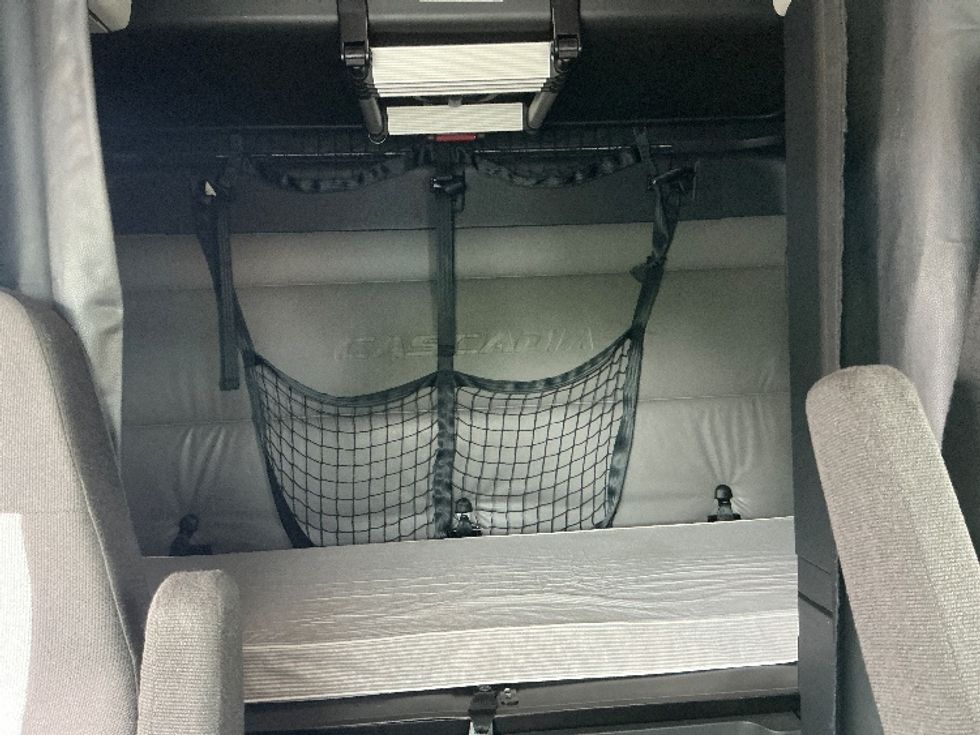 Sleeper Tractor-Heavy Duty Tractors-Freightliner-2022-T12664ST-Lexington-KY-410,657\n\t\tmiles-$ 79,000 - Image 16