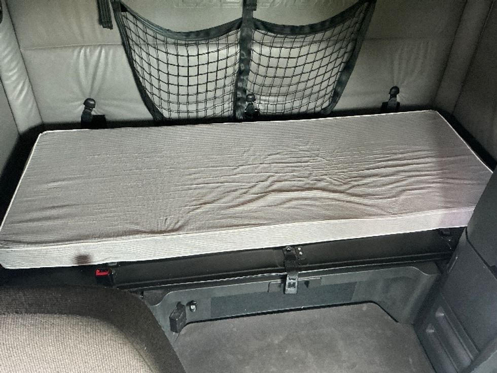 Sleeper Tractor-Heavy Duty Tractors-Freightliner-2022-T12664ST-Lexington-KY-410,657\n\t\tmiles-$ 79,000 - Image 17