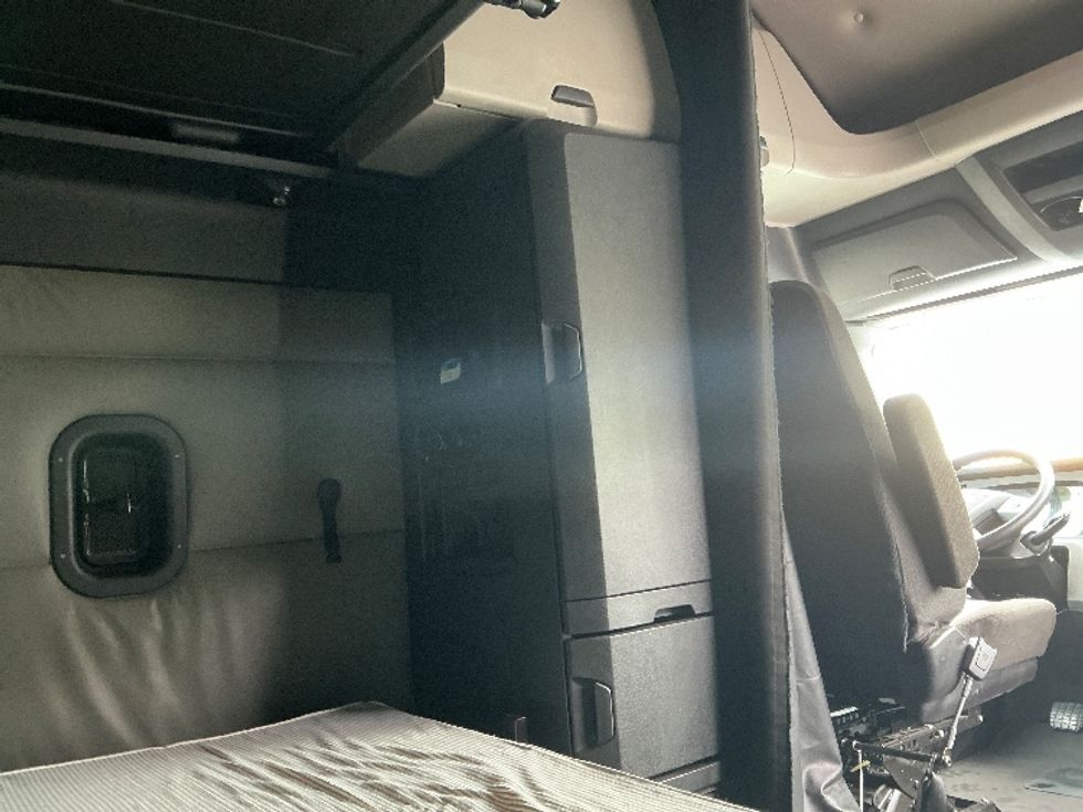 Sleeper Tractor-Heavy Duty Tractors-Freightliner-2022-T12664ST-Lexington-KY-410,657\n\t\tmiles-$ 79,000 - Image 18