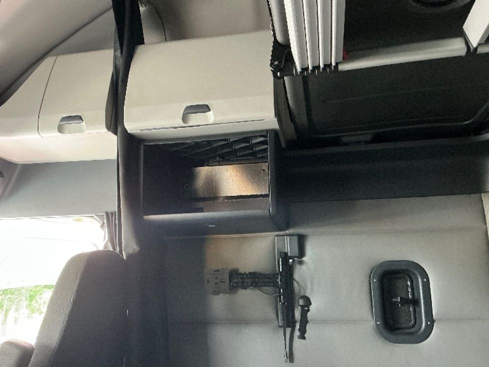 Sleeper Tractor-Heavy Duty Tractors-Freightliner-2022-T12664ST-Lexington-KY-410,657\n\t\tmiles-$ 79,000 - Image 19