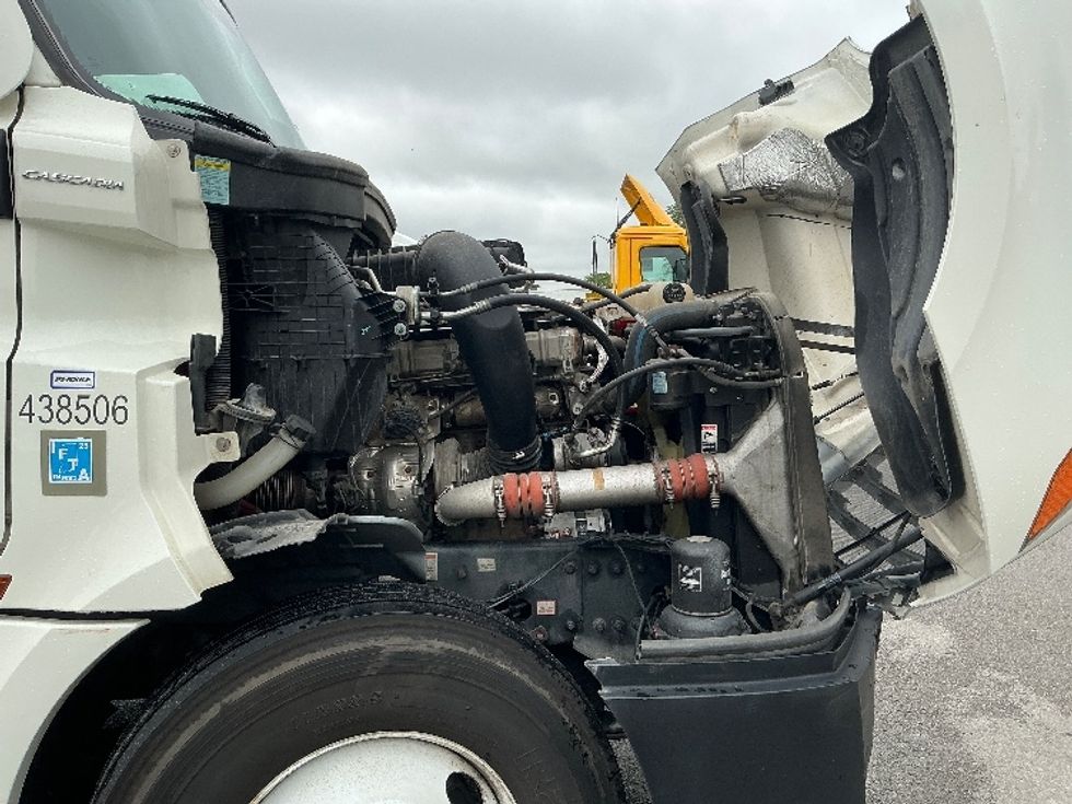 Sleeper Tractor-Heavy Duty Tractors-Freightliner-2022-T12664ST-Lexington-KY-410,657\n\t\tmiles-$ 79,000 - Image 20