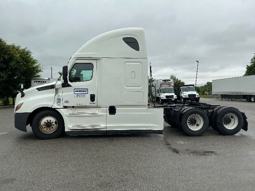 Sleeper Tractor-Heavy Duty Tractors-Freightliner-2022-T12664ST-Lexington-KY-410,657\n\t\tmiles-$ 79,000 - Image 4