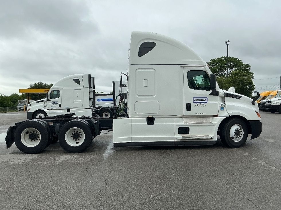 Sleeper Tractor-Heavy Duty Tractors-Freightliner-2022-T12664ST-Lexington-KY-410,657\n\t\tmiles-$ 79,000 - Image 8