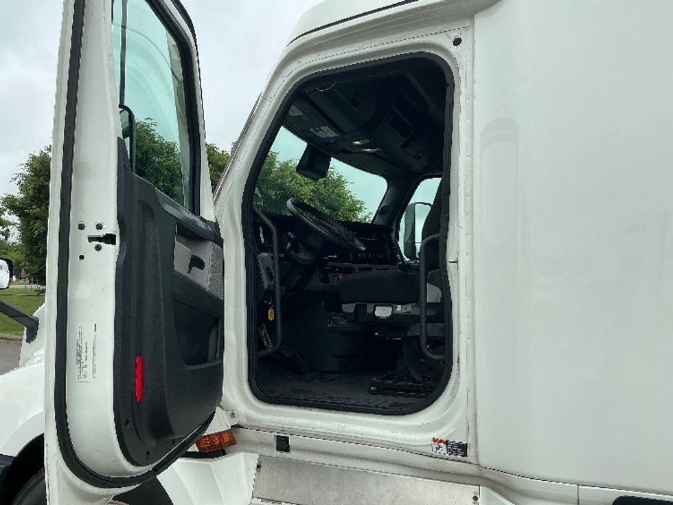 Sleeper Tractor-Heavy Duty Tractors-Freightliner-2022-T12664ST-Lexington-KY-410,657\n\t\tmiles-$ 79,000 - Image 9