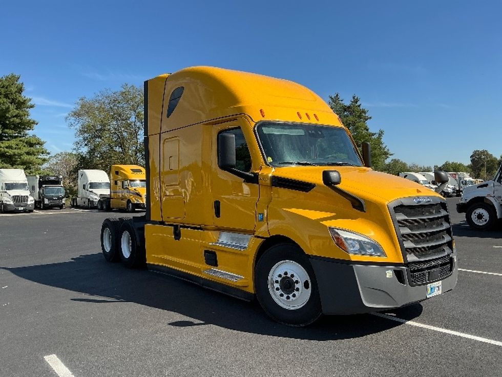 Sleeper Tractor-Heavy Duty Tractors-Freightliner-2022-T12664ST-Lexington-KY-541,929\n\t\tmiles-$ 60,500 - Image 1