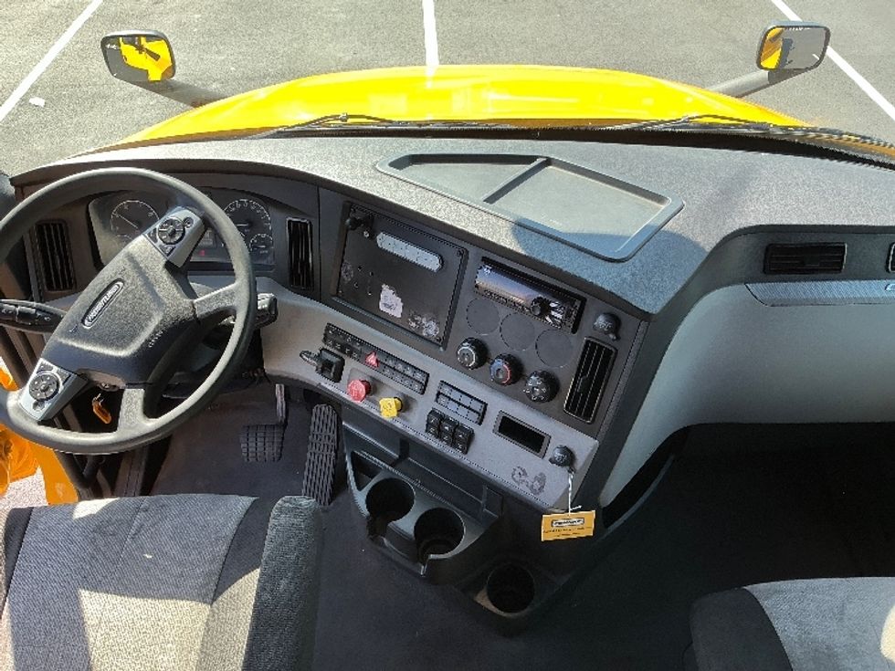 Sleeper Tractor-Heavy Duty Tractors-Freightliner-2022-T12664ST-Lexington-KY-541,929\n\t\tmiles-$ 60,500 - Image 12