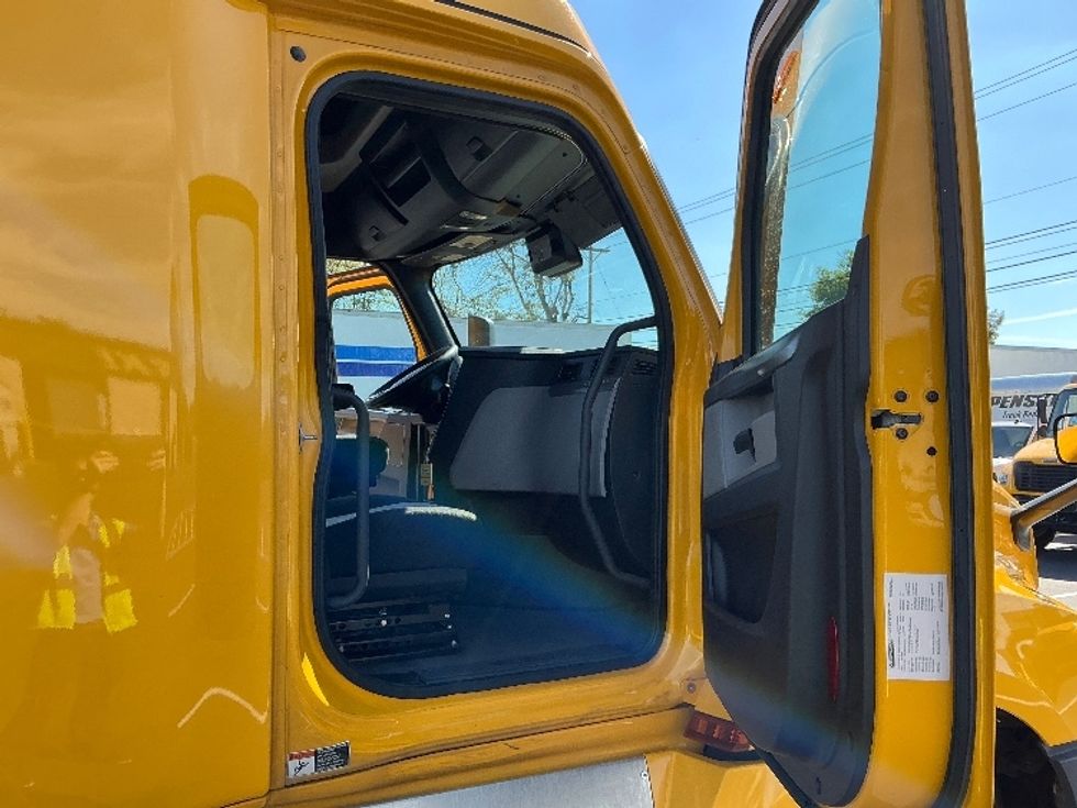 Sleeper Tractor-Heavy Duty Tractors-Freightliner-2022-T12664ST-Lexington-KY-541,929\n\t\tmiles-$ 60,500 - Image 13