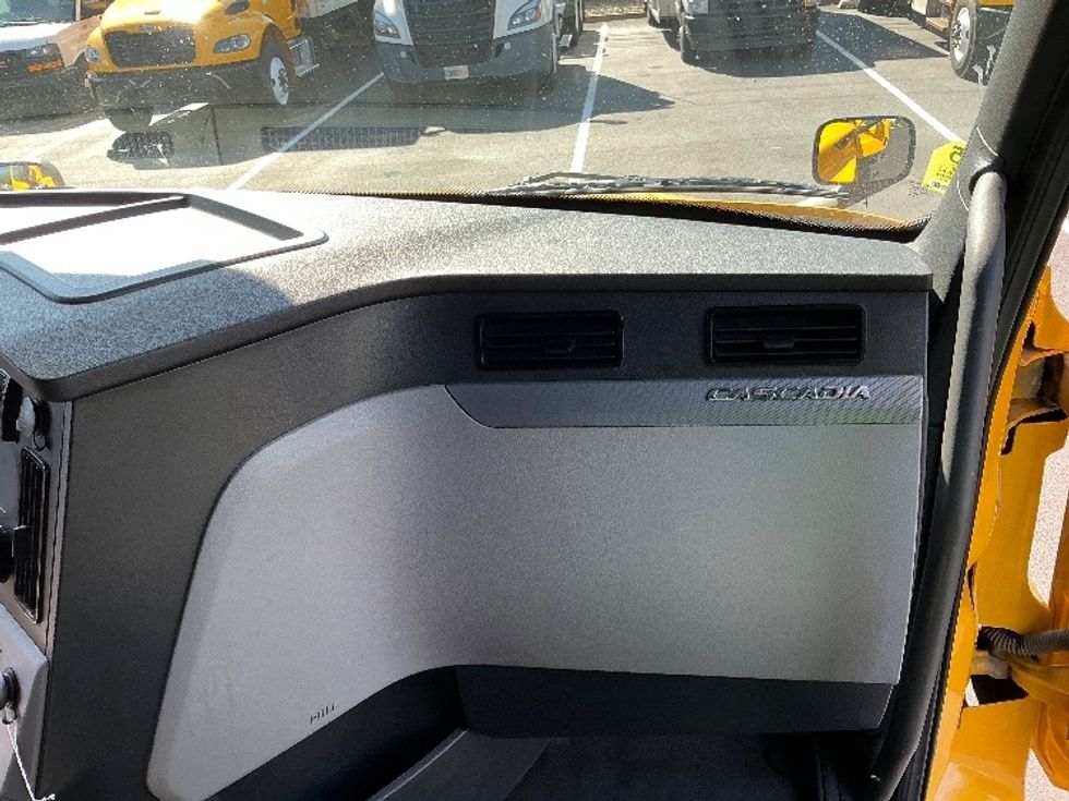 Sleeper Tractor-Heavy Duty Tractors-Freightliner-2022-T12664ST-Lexington-KY-541,929\n\t\tmiles-$ 60,500 - Image 14