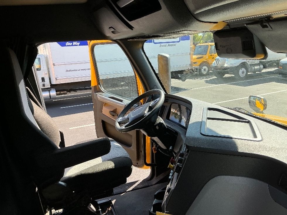 Sleeper Tractor-Heavy Duty Tractors-Freightliner-2022-T12664ST-Lexington-KY-541,929\n\t\tmiles-$ 60,500 - Image 15