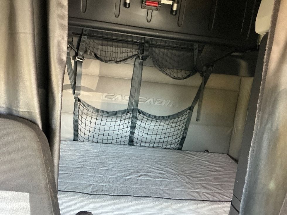 Sleeper Tractor-Heavy Duty Tractors-Freightliner-2022-T12664ST-Lexington-KY-541,929\n\t\tmiles-$ 60,500 - Image 16