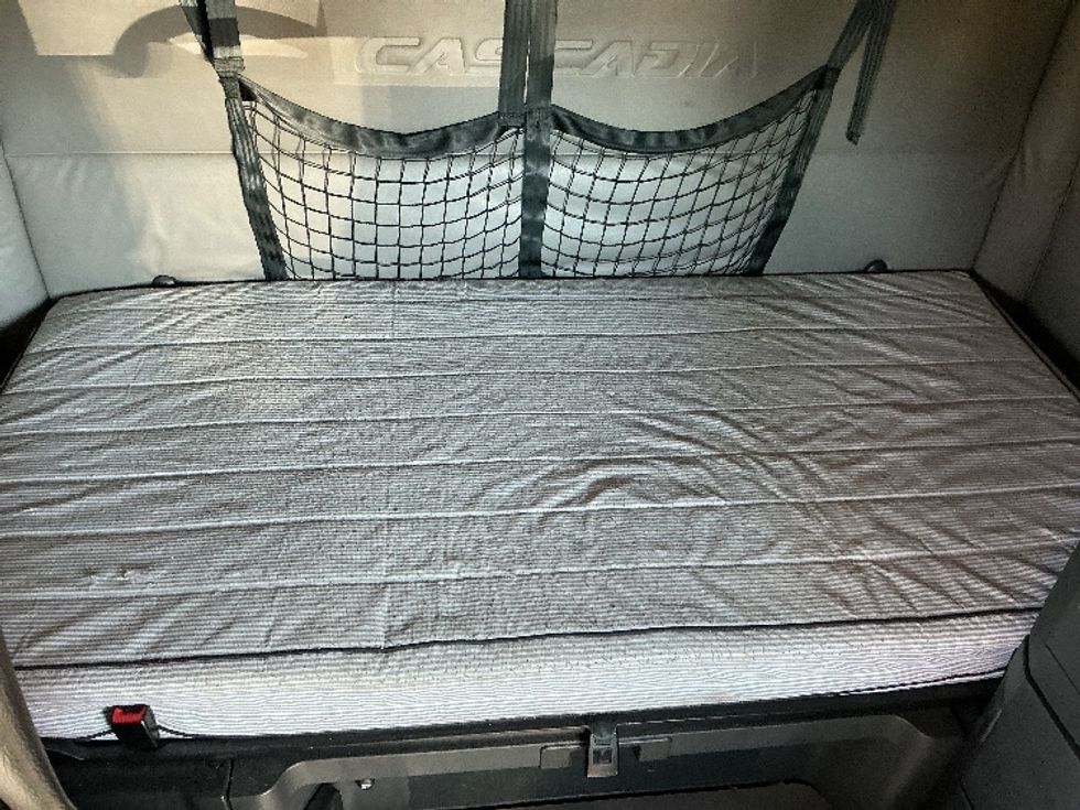 Sleeper Tractor-Heavy Duty Tractors-Freightliner-2022-T12664ST-Lexington-KY-541,929\n\t\tmiles-$ 60,500 - Image 17