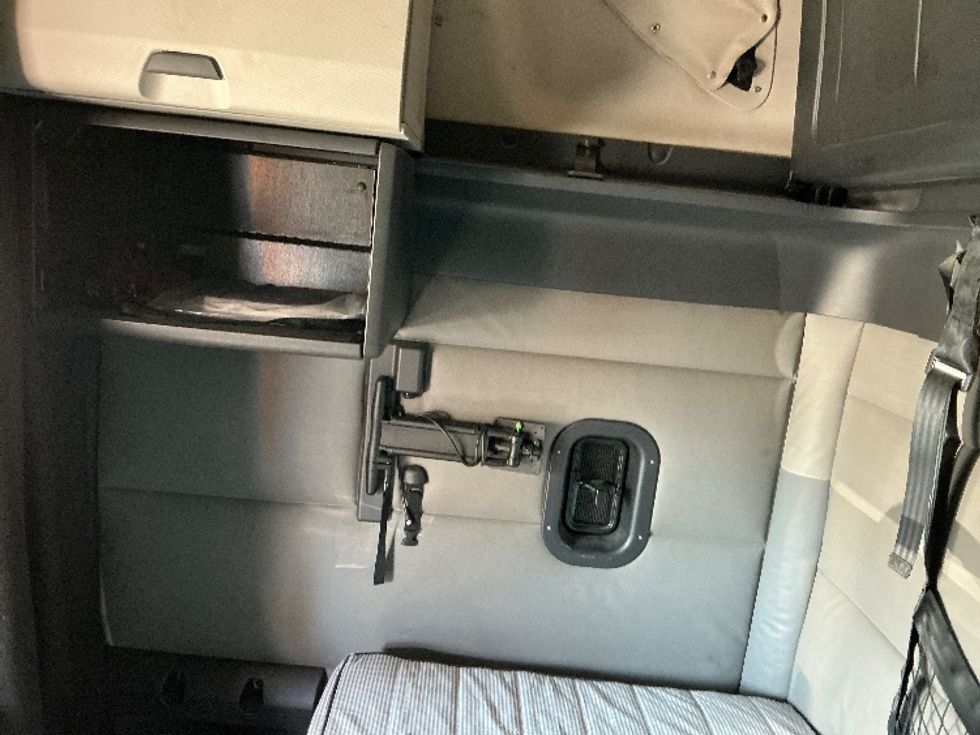 Sleeper Tractor-Heavy Duty Tractors-Freightliner-2022-T12664ST-Lexington-KY-541,929\n\t\tmiles-$ 60,500 - Image 19