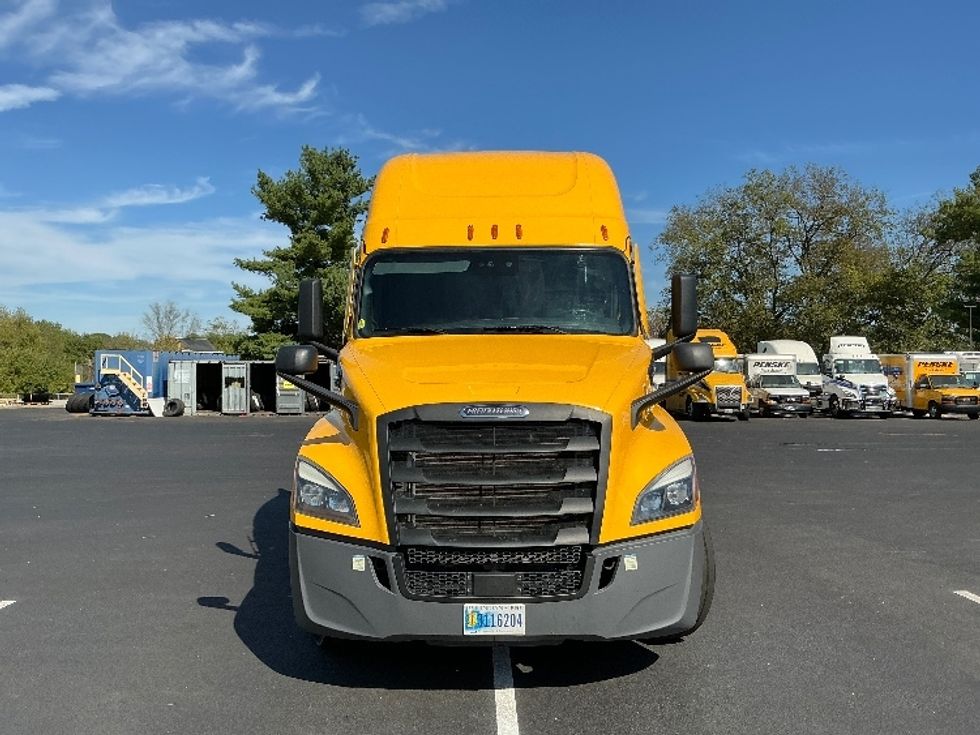 Sleeper Tractor-Heavy Duty Tractors-Freightliner-2022-T12664ST-Lexington-KY-541,929\n\t\tmiles-$ 60,500 - Image 2