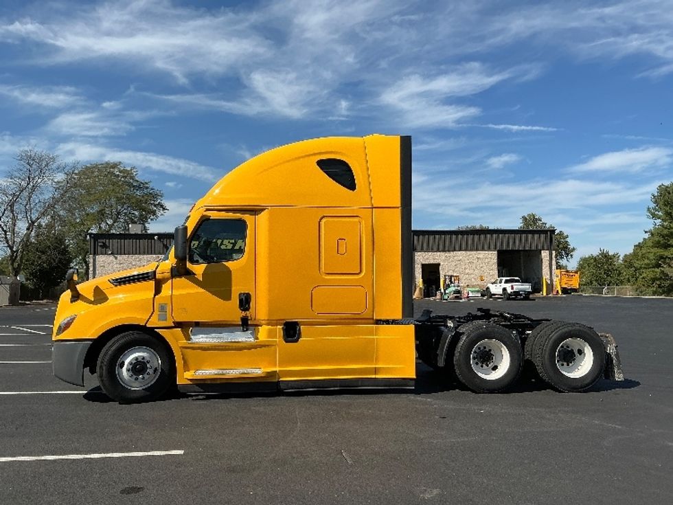Sleeper Tractor-Heavy Duty Tractors-Freightliner-2022-T12664ST-Lexington-KY-541,929\n\t\tmiles-$ 60,500 - Image 4