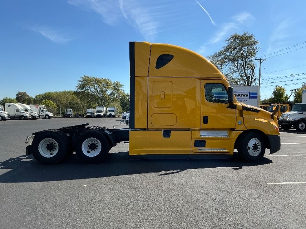 Sleeper Tractor-Heavy Duty Tractors-Freightliner-2022-T12664ST-Lexington-KY-541,929\n\t\tmiles-$ 60,500 - Image 8