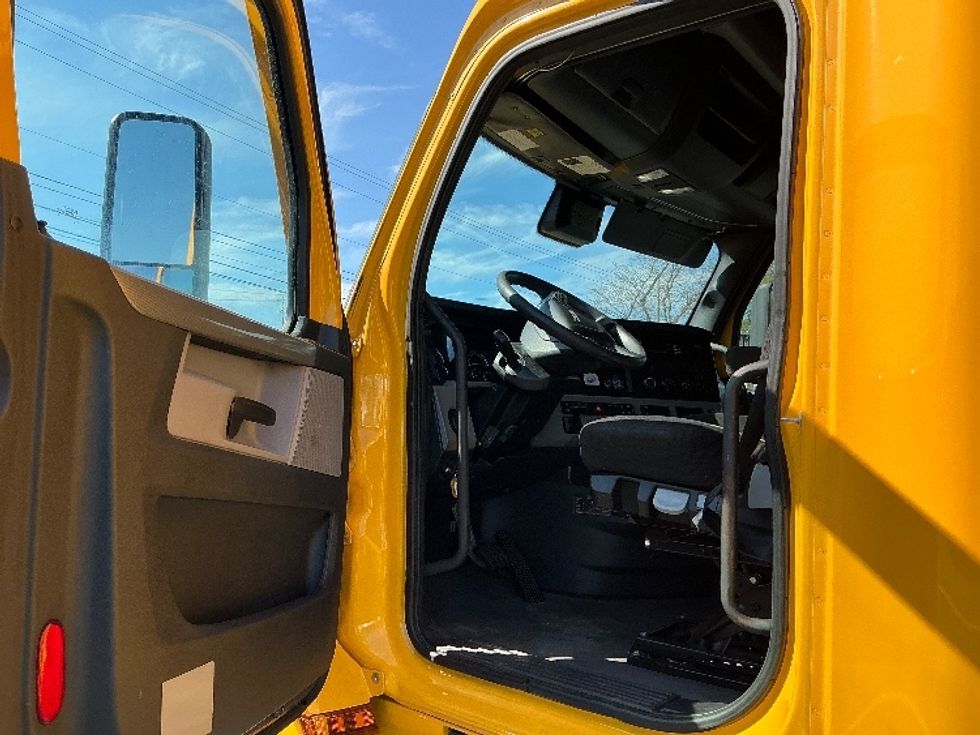 Sleeper Tractor-Heavy Duty Tractors-Freightliner-2022-T12664ST-Lexington-KY-541,929\n\t\tmiles-$ 60,500 - Image 9