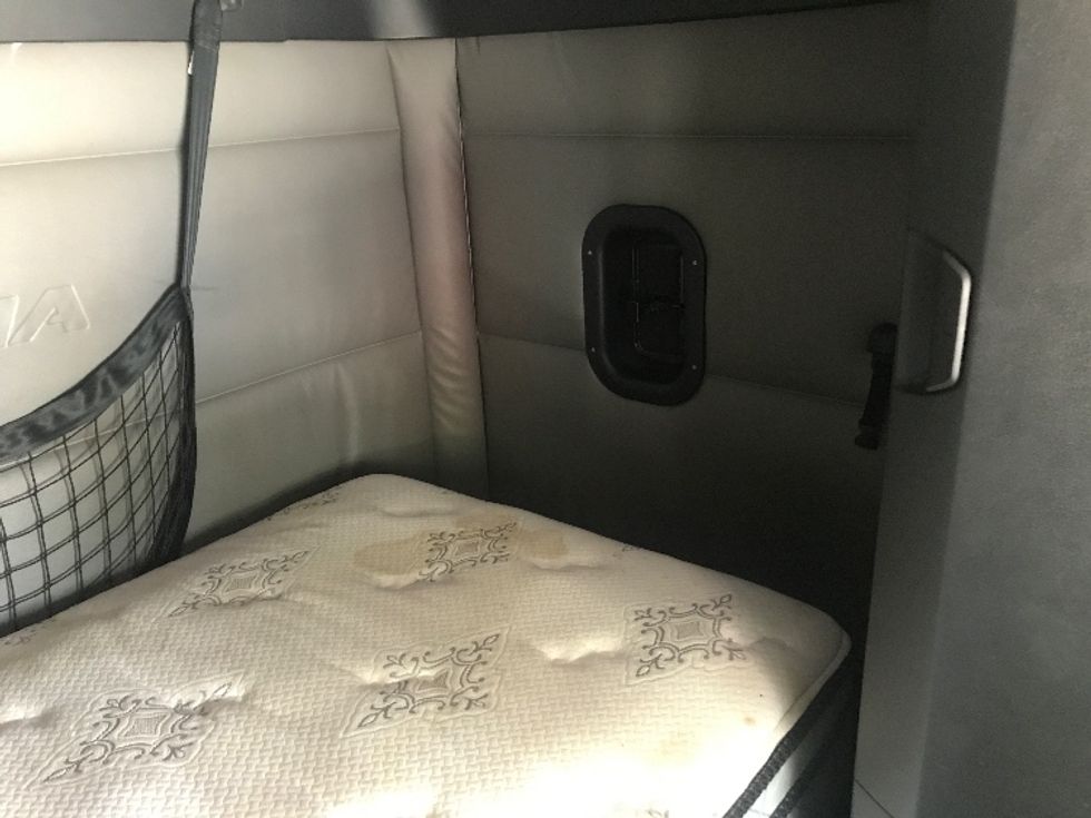 Sleeper Tractor-Heavy Duty Tractors-Freightliner-2022-T12664ST-Lexington-SC-416,800\n\t\tmiles-$ 82,250 - Image 18