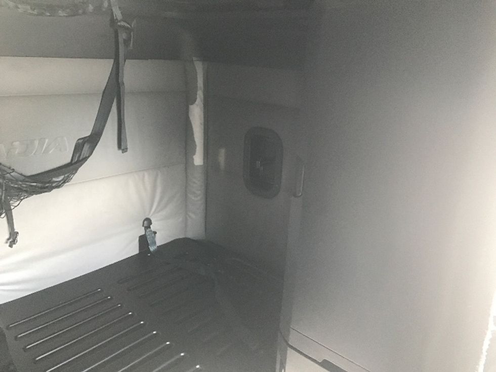 Sleeper Tractor-Heavy Duty Tractors-Freightliner-2022-T12664ST-Lincoln-NE-571,069\n\t\tmiles-$ 63,500 - Image 17