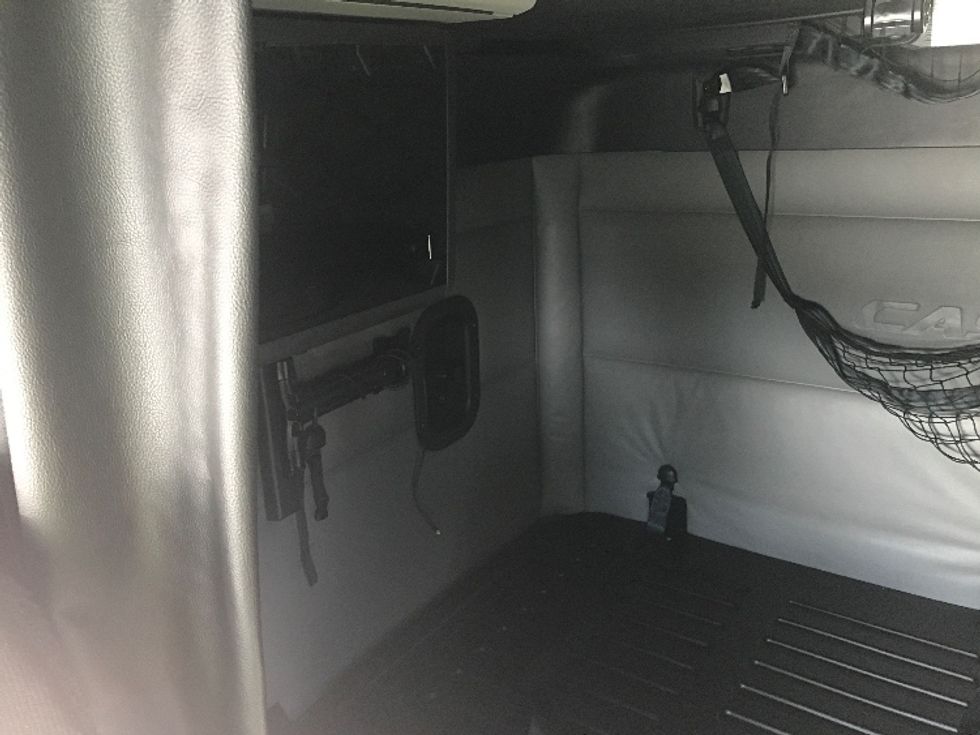 Sleeper Tractor-Heavy Duty Tractors-Freightliner-2022-T12664ST-Lincoln-NE-571,069\n\t\tmiles-$ 63,500 - Image 18