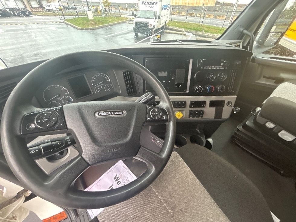 Sleeper Tractor-Heavy Duty Tractors-Freightliner-2022-T12664ST-Linden-NJ-379,400\n\t\tmiles-$ 80,250 - Image 10