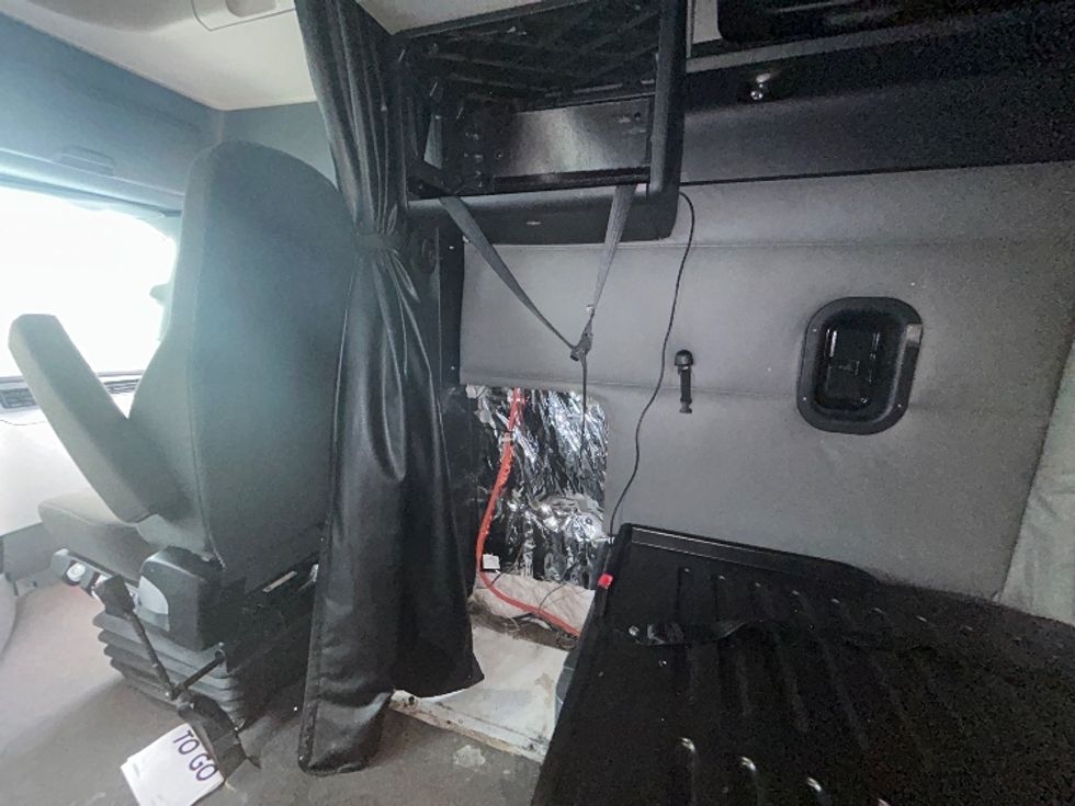 Sleeper Tractor-Heavy Duty Tractors-Freightliner-2022-T12664ST-Linden-NJ-379,400\n\t\tmiles-$ 80,250 - Image 19