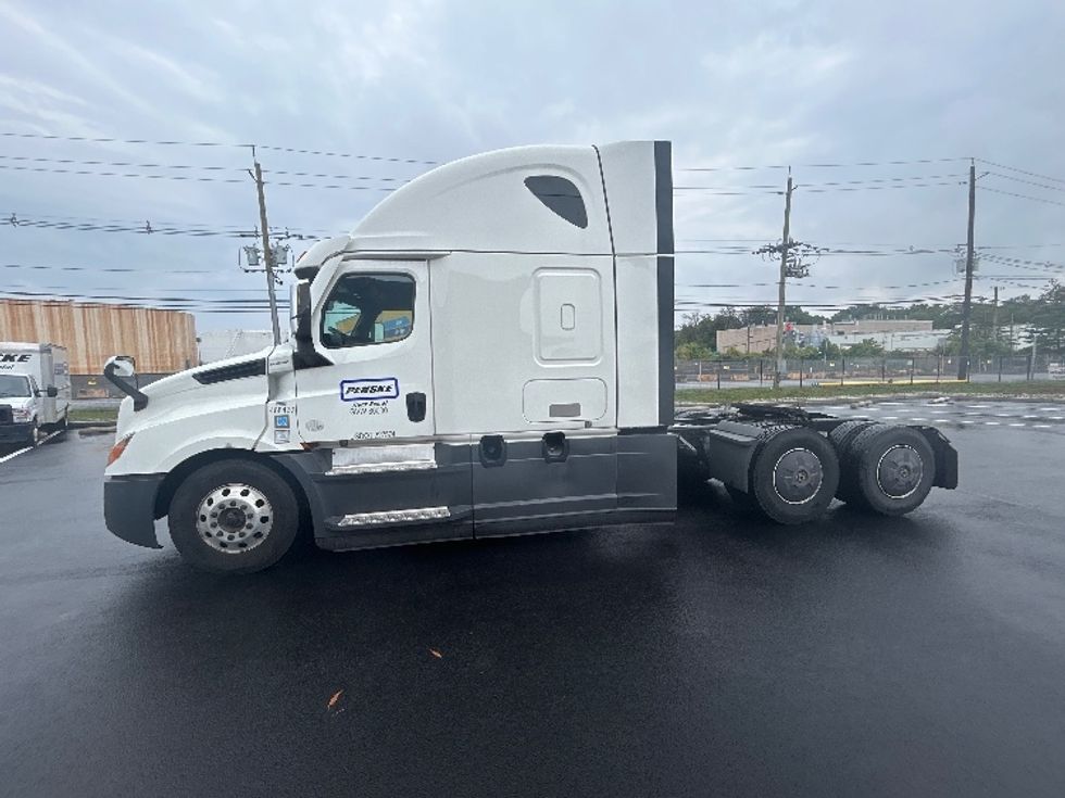 Sleeper Tractor-Heavy Duty Tractors-Freightliner-2022-T12664ST-Linden-NJ-379,400\n\t\tmiles-$ 80,250 - Image 4