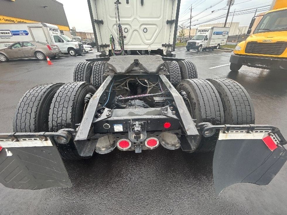 Sleeper Tractor-Heavy Duty Tractors-Freightliner-2022-T12664ST-Linden-NJ-379,400\n\t\tmiles-$ 80,250 - Image 6