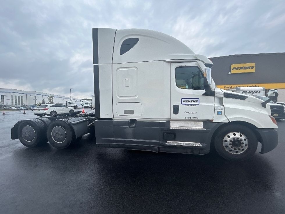 Sleeper Tractor-Heavy Duty Tractors-Freightliner-2022-T12664ST-Linden-NJ-379,400\n\t\tmiles-$ 80,250 - Image 8