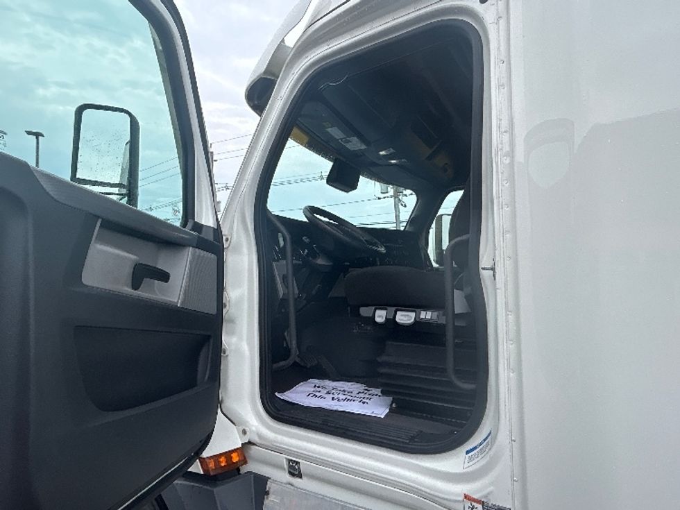 Sleeper Tractor-Heavy Duty Tractors-Freightliner-2022-T12664ST-Linden-NJ-379,400\n\t\tmiles-$ 80,250 - Image 9