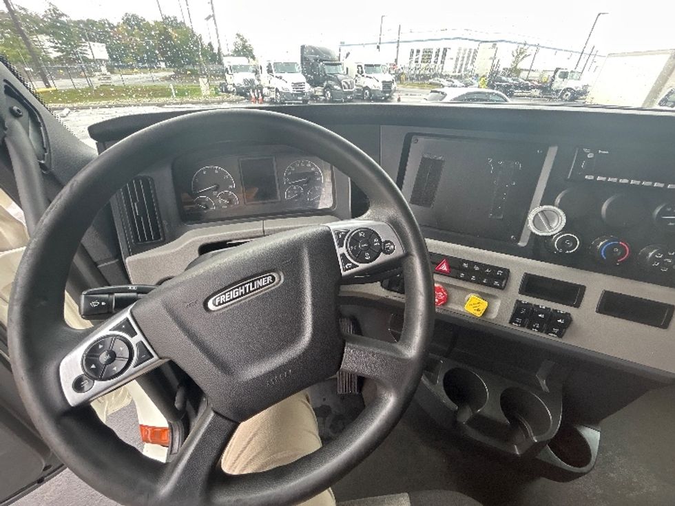 Sleeper Tractor-Heavy Duty Tractors-Freightliner-2022-T12664ST-Linden-NJ-410,451\n\t\tmiles-$ 77,000 - Image 11