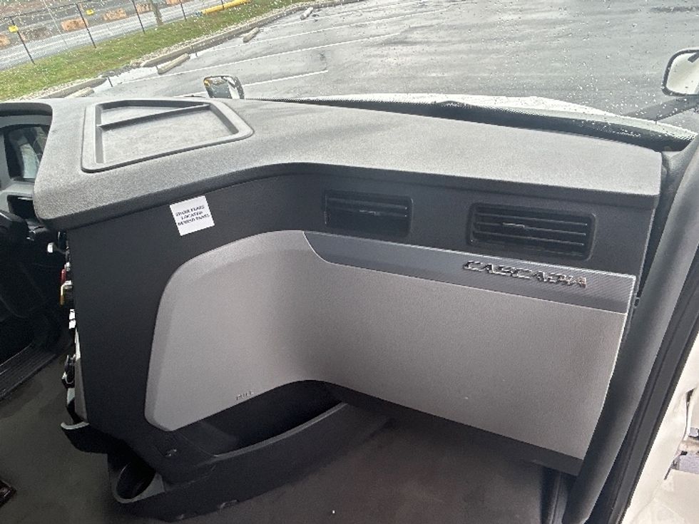 Sleeper Tractor-Heavy Duty Tractors-Freightliner-2022-T12664ST-Linden-NJ-410,451\n\t\tmiles-$ 77,000 - Image 14