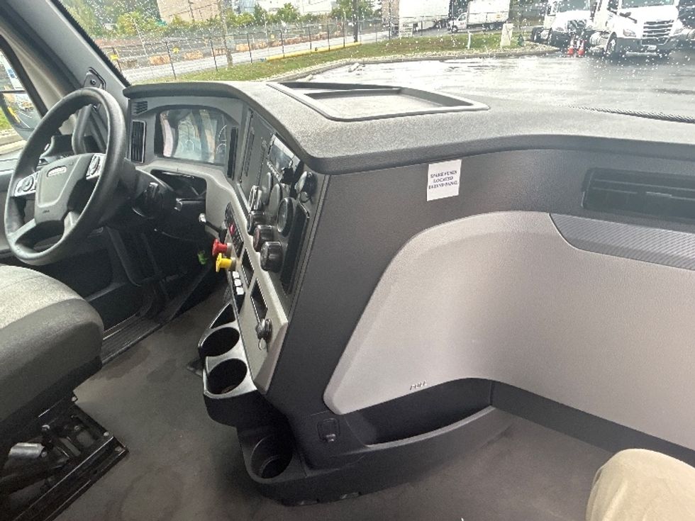 Sleeper Tractor-Heavy Duty Tractors-Freightliner-2022-T12664ST-Linden-NJ-410,451\n\t\tmiles-$ 77,000 - Image 15