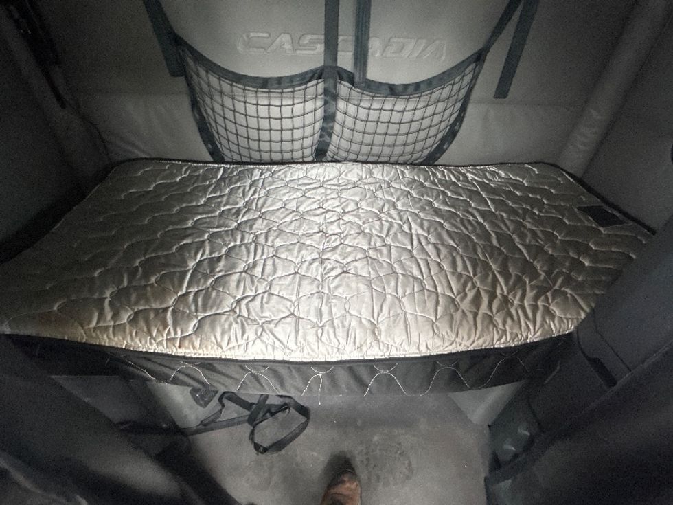 Sleeper Tractor-Heavy Duty Tractors-Freightliner-2022-T12664ST-Linden-NJ-410,451\n\t\tmiles-$ 77,000 - Image 17