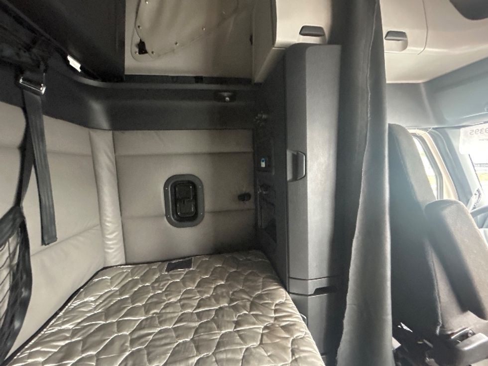 Sleeper Tractor-Heavy Duty Tractors-Freightliner-2022-T12664ST-Linden-NJ-410,451\n\t\tmiles-$ 77,000 - Image 18