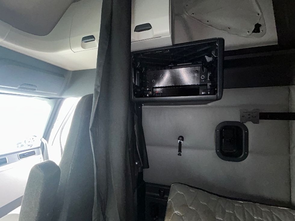 Sleeper Tractor-Heavy Duty Tractors-Freightliner-2022-T12664ST-Linden-NJ-410,451\n\t\tmiles-$ 77,000 - Image 19